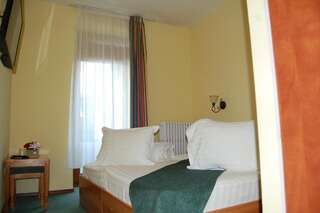 Отель Hotel Bucegi Portile Regatului Пырыул-Рече Двухместный номер с 1 кроватью или 2 отдельными кроватями и балконом-3