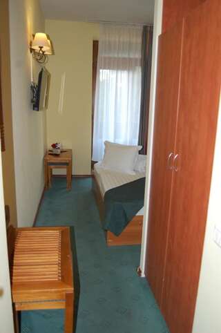 Отель Hotel Bucegi Portile Regatului Пырыул-Рече Двухместный номер с 1 кроватью или 2 отдельными кроватями и балконом-6
