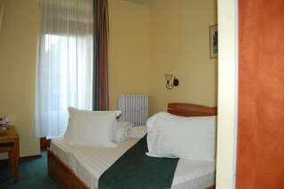 Отель Hotel Bucegi Portile Regatului Пырыул-Рече Двухместный номер с 1 кроватью или 2 отдельными кроватями и балконом-14